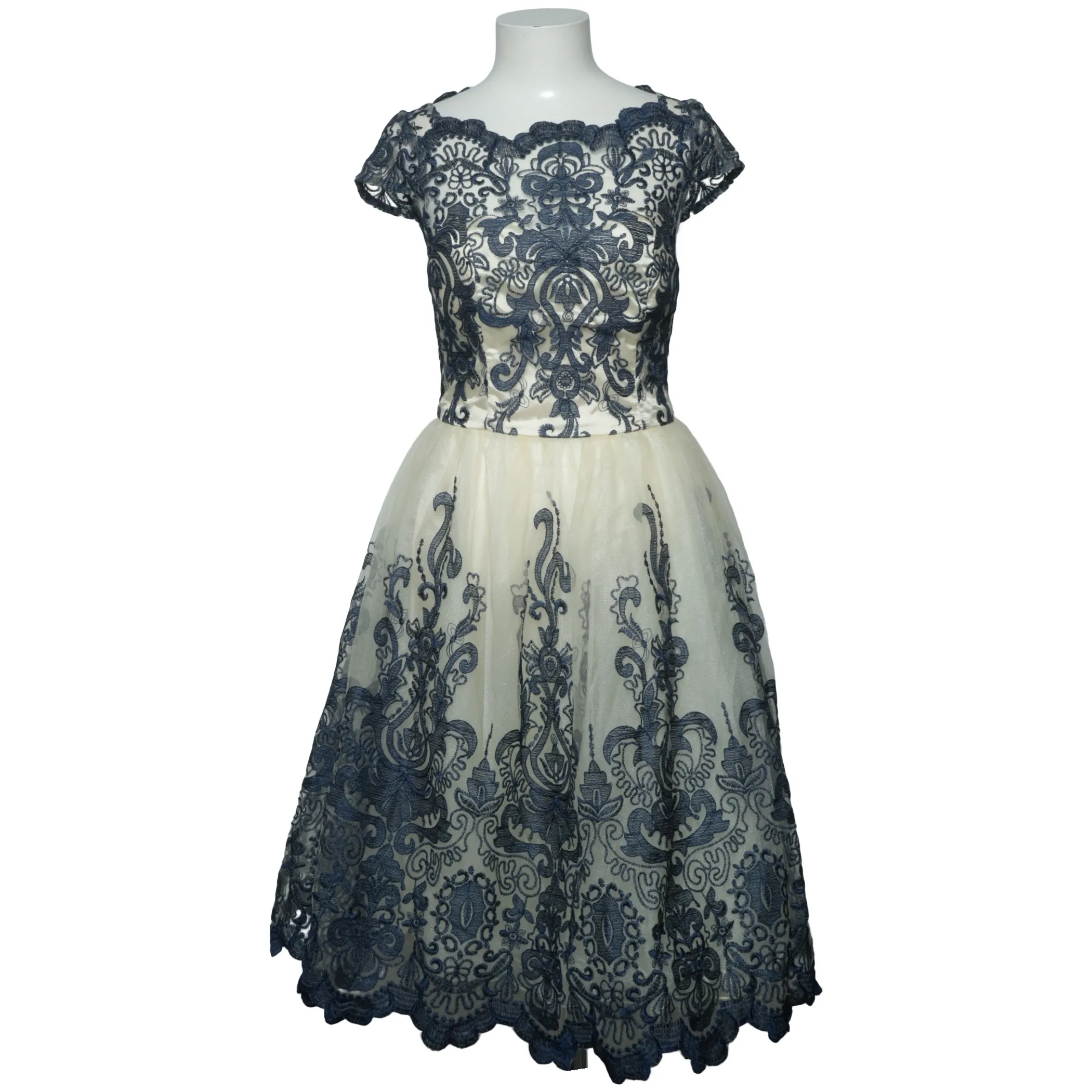 Buy second hand Chi Chi London online at Sellpy